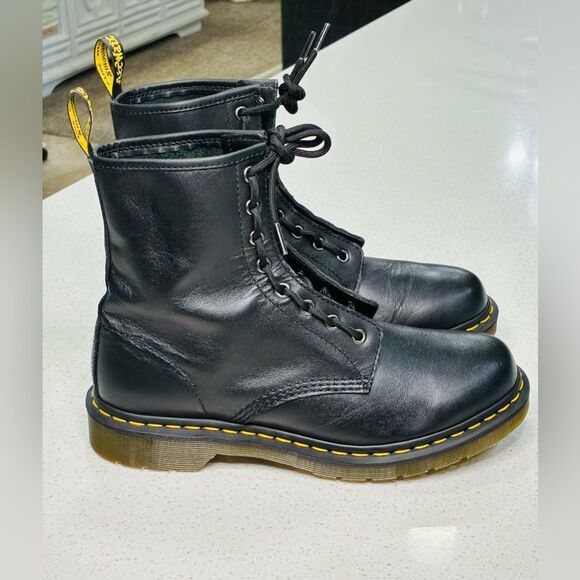 Dr. Martens Black Smooth Leather 8 Eye Lace-Up Boots Women’s 10 US Like New - Picture 5 of 9
